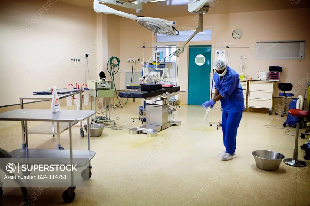 Reportage in the Osteoarticular Infections Referral Centre CRIOA at Diaconesses Croix Saint Simon hospital in Paris. Septic surgery operating theatre,...
