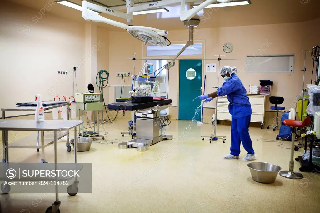Reportage in the Osteoarticular Infections Referral Centre CRIOA at Diaconesses Croix Saint Simon hospital in Paris. Septic surgery operating theatre,...