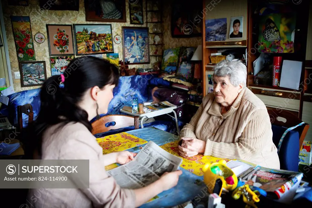 A feature on the work of a speech therapist in the Seine_Saint_Denis département. Home visit with a woman patient suffering from Alzheimer´s disease. ...
