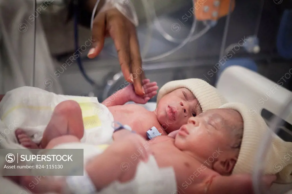 Photo essay at the maternity of Saint Maurice hospital in France. Birth of premature twins. The twins placed in incubator are taken to the labor ward ...