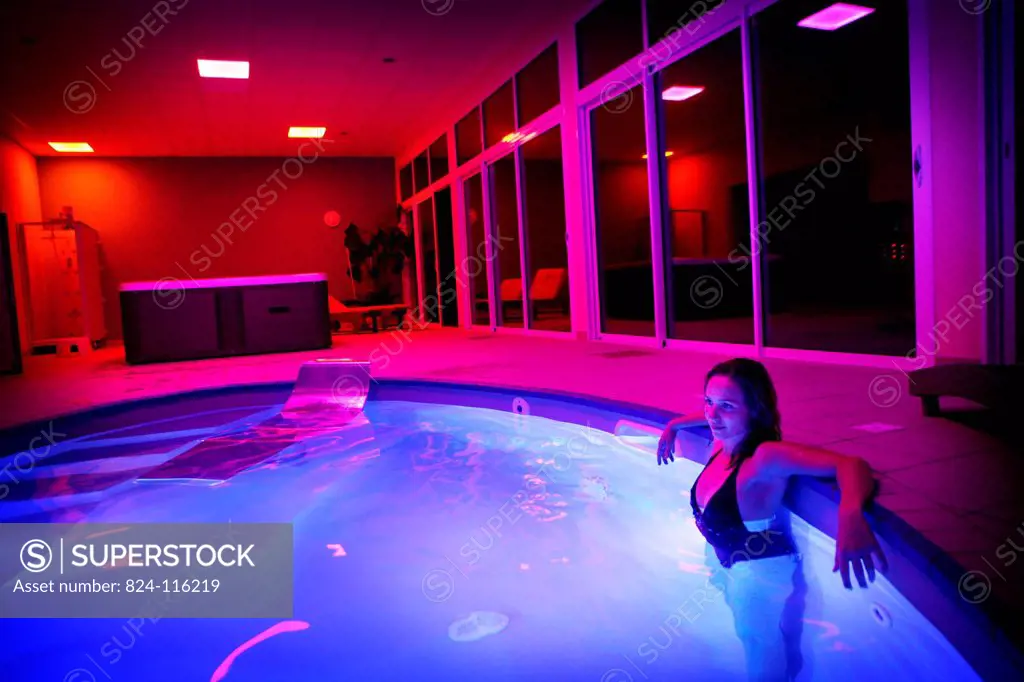 Reportage in the Chrysalide wellness centre in France that specialises in chromotherapy. A colour profile is defined for each patient and can be appli...