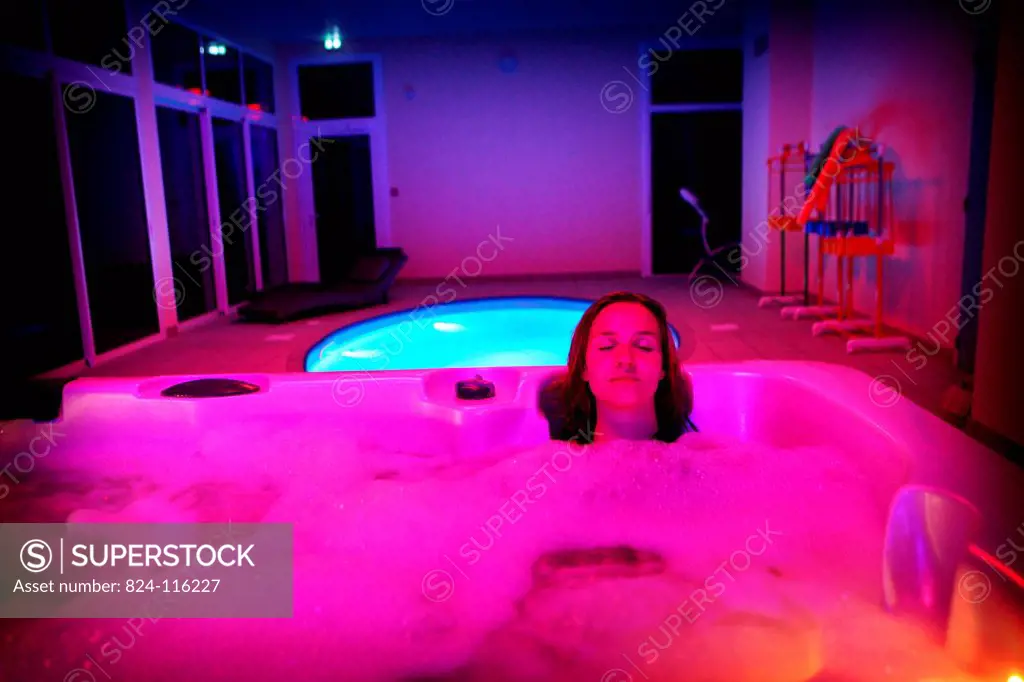 Reportage in the Chrysalide wellness centre in France that specialises in chromotherapy. A colour profile is defined for each patient and can be appli...