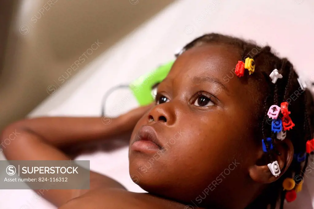 Enfant haïtien en consultation à l´hôpital Necker.