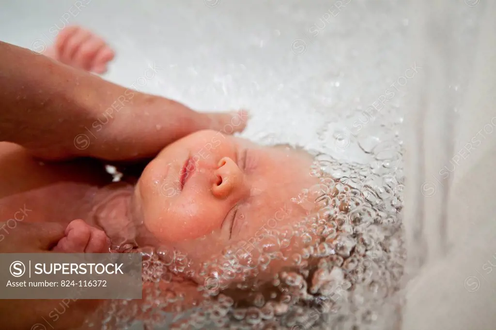 Reportage alongside Sonia Rochel, a pediatric nursing assistant in Paris, France, who has developed a unique approach to bathing : Thalasso Baby Bath ...