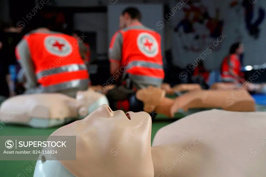 Workshop organised by the Red Cross. Life_saving first aid on a model.