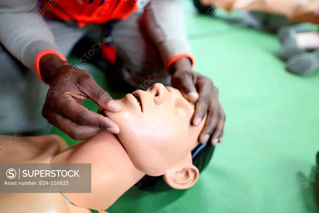 Workshop withe the Red Cross. Life_saving first aid on a model.