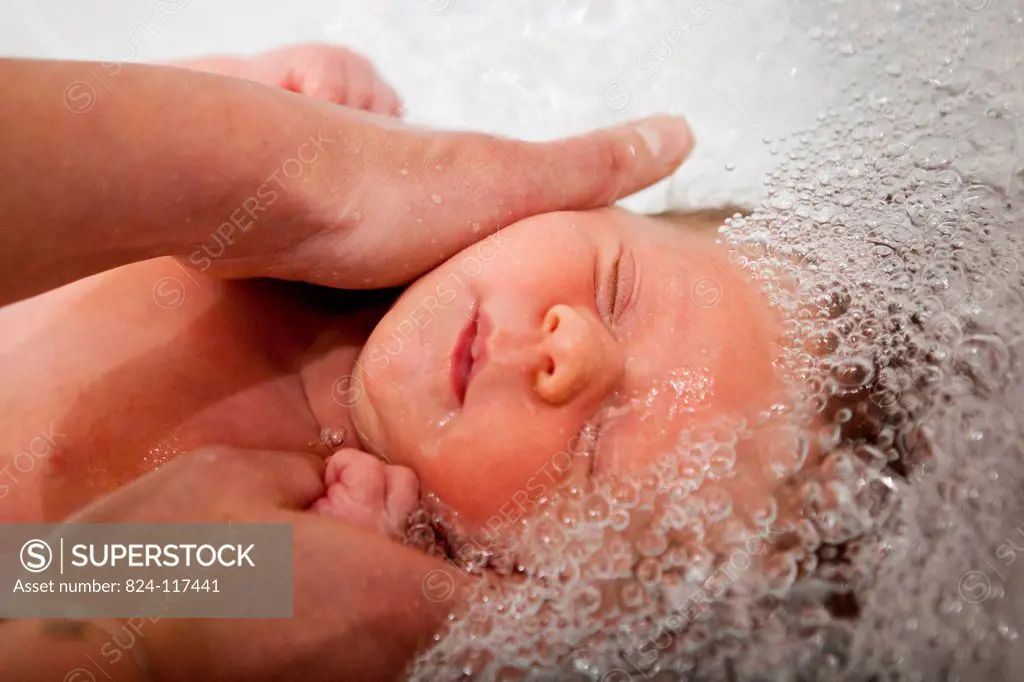 Reportage alongside Sonia Rochel, a pediatric nursing assistant in Paris, France, who has developed a unique approach to bathing : Thalasso Baby Bath ...