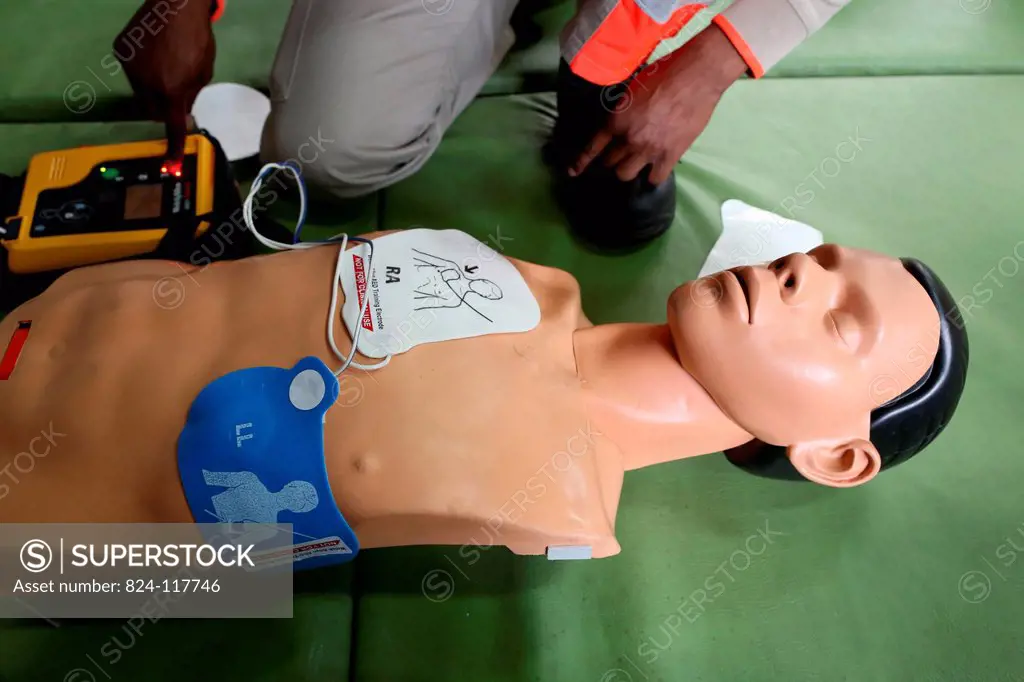 Workshop organised by the Red Cross. Life_saving first aid on a model. Defibrillator.