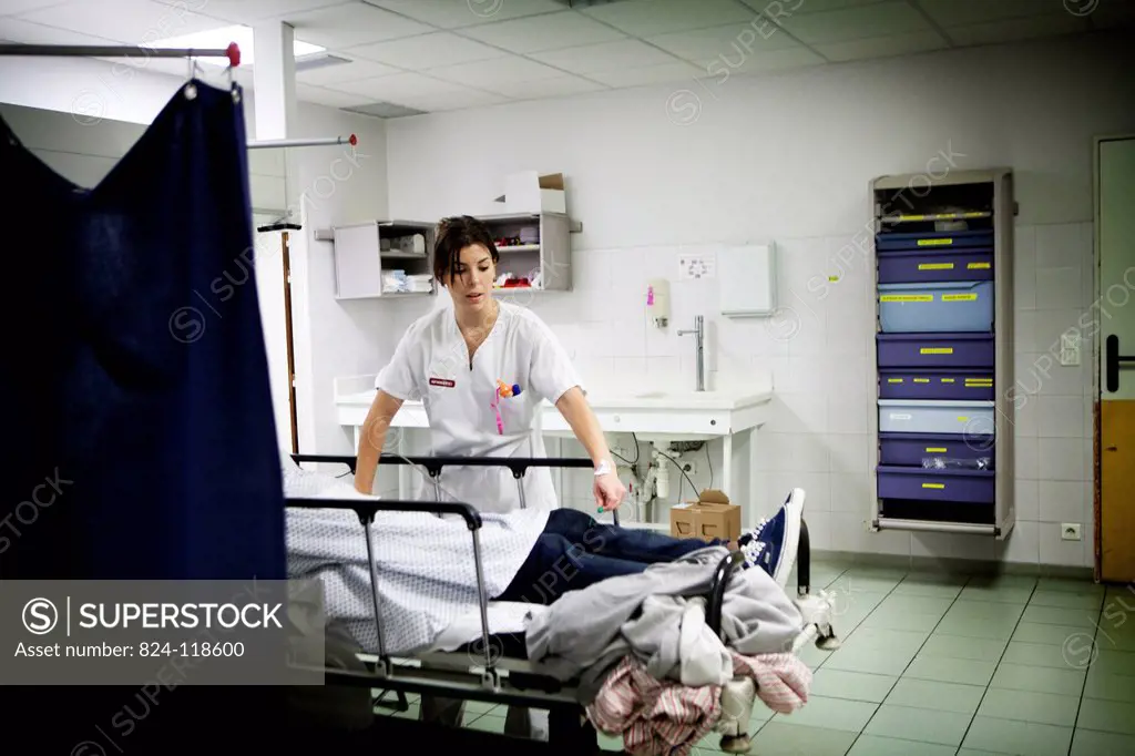 Reportage in the A&E department of Robert Ballanger general hospital, France. A nurse in the trauma centre.