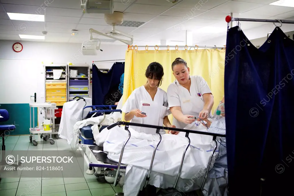Reportage in the A&E department of Robert Ballanger general hospital, France. Two nurses in the trauma centre.