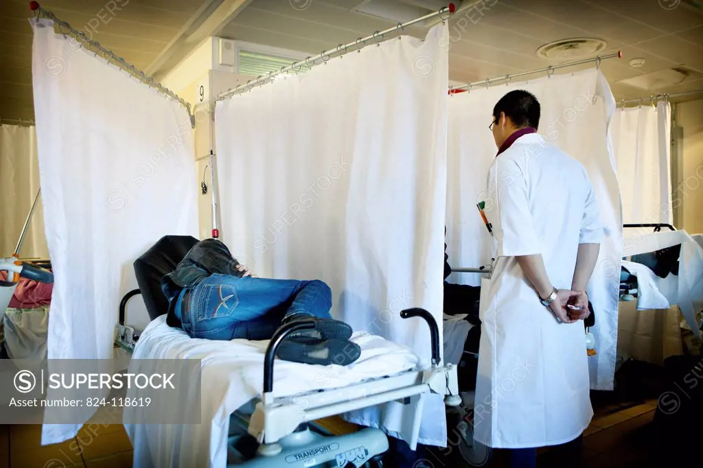 Reportage in the A&E department of Robert Ballanger general hospital, France. A doctor talks to a patient in the corridor.
