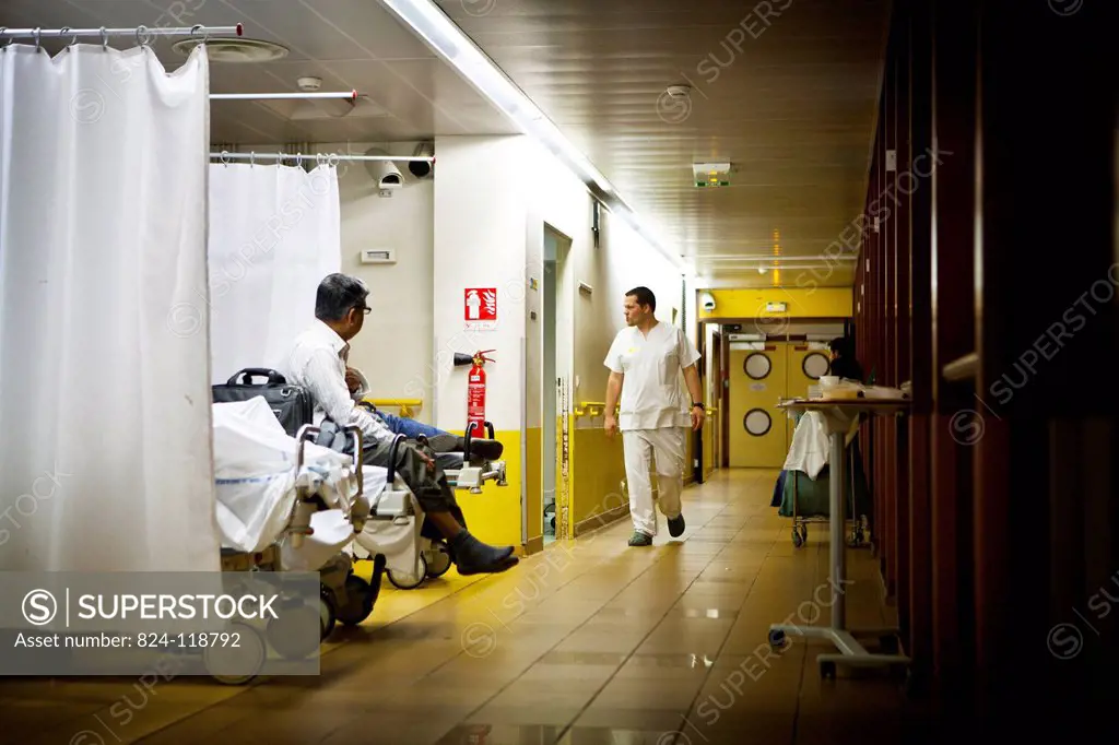 Reportage at night in the A&E department of Robert Ballanger general hospital, France.