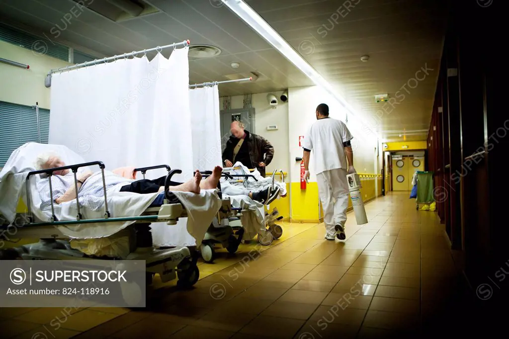 Reportage at night in the A&E department of Robert Ballanger general hospital, France.