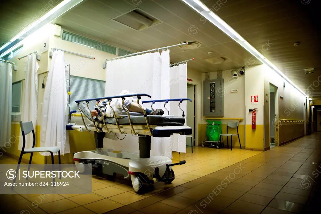 Reportage at night in the A&E department of Robert Ballanger general hospital, France.