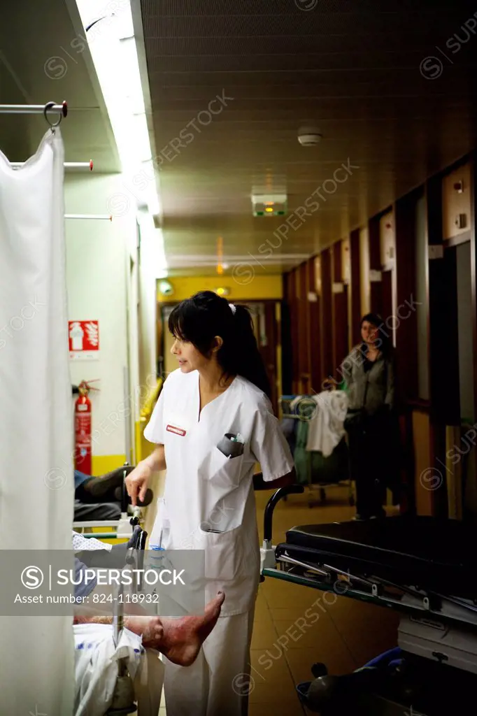 Reportage at night in the A&E department of Robert Ballanger general hospital, France. A nurse talks to a patient.