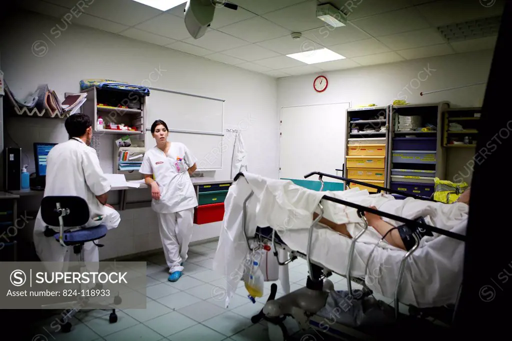 Reportage in the A&E department of Robert Ballanger general hospital, France. A nurse and doctor in the trauma centre.