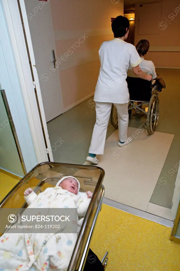 Reportage in the maternity service of Rouen hospital in France. The mother and baby are taken back to their room.