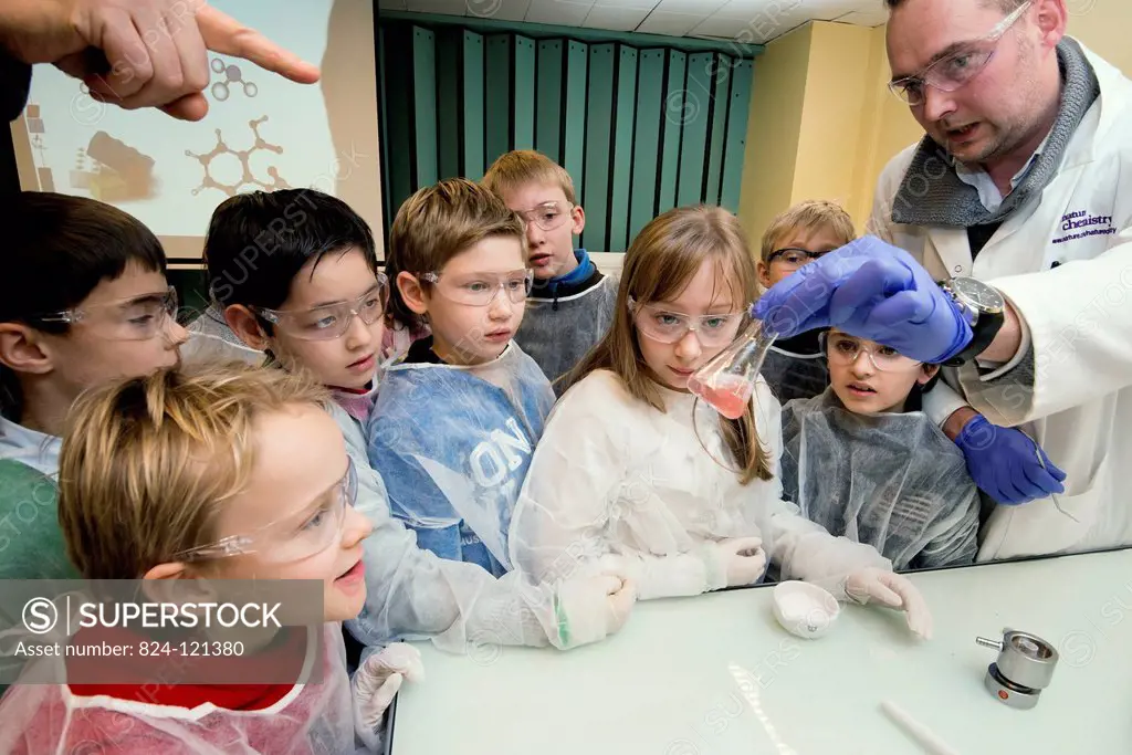 Reportage on the Kid Campus workshops run by the Pasteur Institute in Lille. Each week in January and February, the Institute welcomes year 5 & 6 pupi...