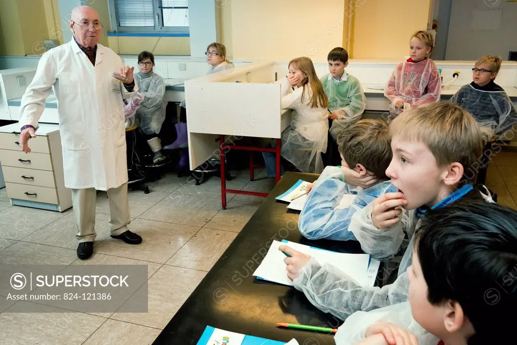 Reportage on the Kid Campus workshops run by the Pasteur Institute in Lille. Each week in January and February, the Institute welcomes year 5 & 6 pupi...