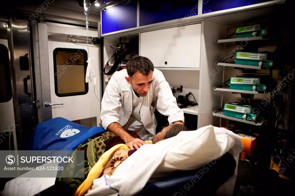 Reportage on Robert Ballanger Hospital's emergency medical team in Aulnay-Sous-Bois, France. An emergency service doctor treats a patient in the emerg...