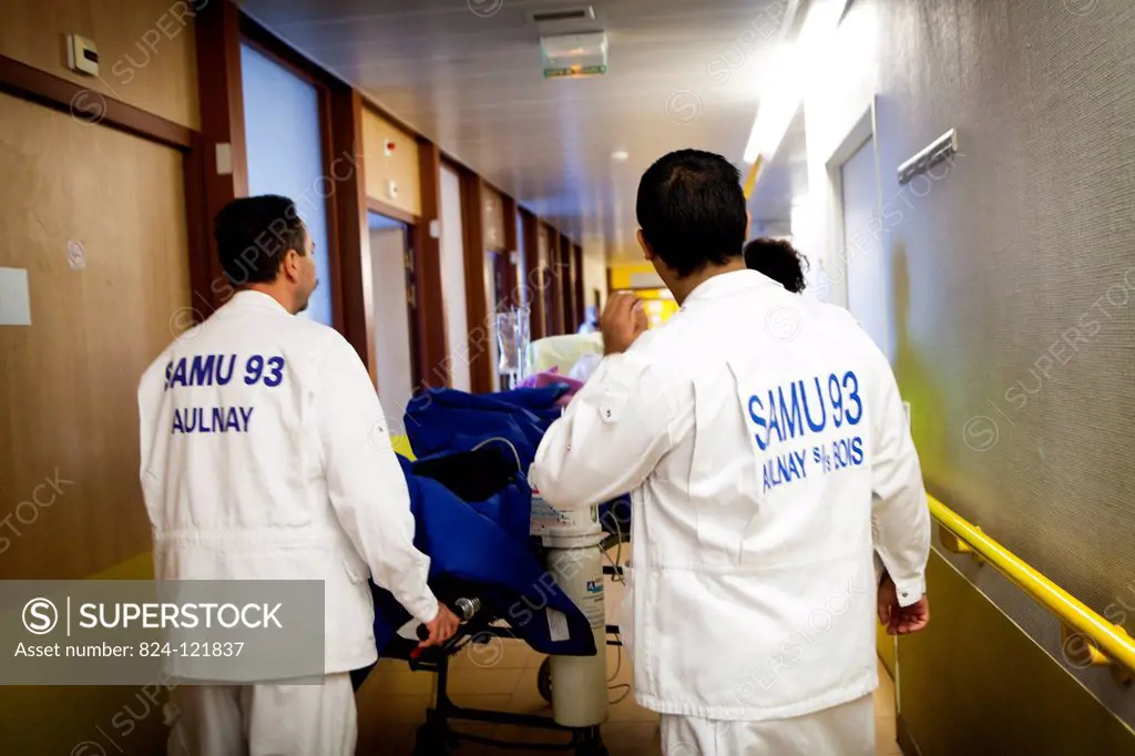 Reportage on Robert Ballanger Hospital's emergency medical team in Aulnay-Sous-Bois, France. Taking a patient to the trauma room.