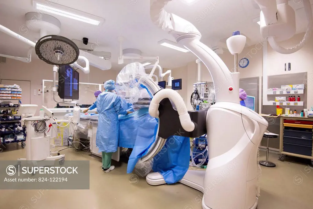 CARDIOVASCULAR SURGERY. Reportage in the Cardiology Department of Lille hospital, France. Hybrid cardiac surgery operating theatre equipped with the D...