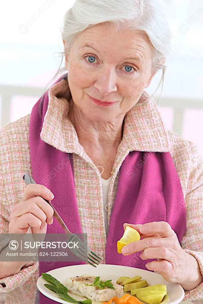 ELDERLY PEOPLE EATING A MEAL