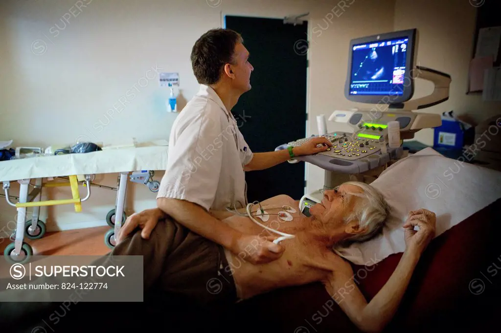 Reportage in the Les Grands Prés cardiac rehabilitation centre in Villeneuve Saint Denis, France. Echocardiogram with an ECG.