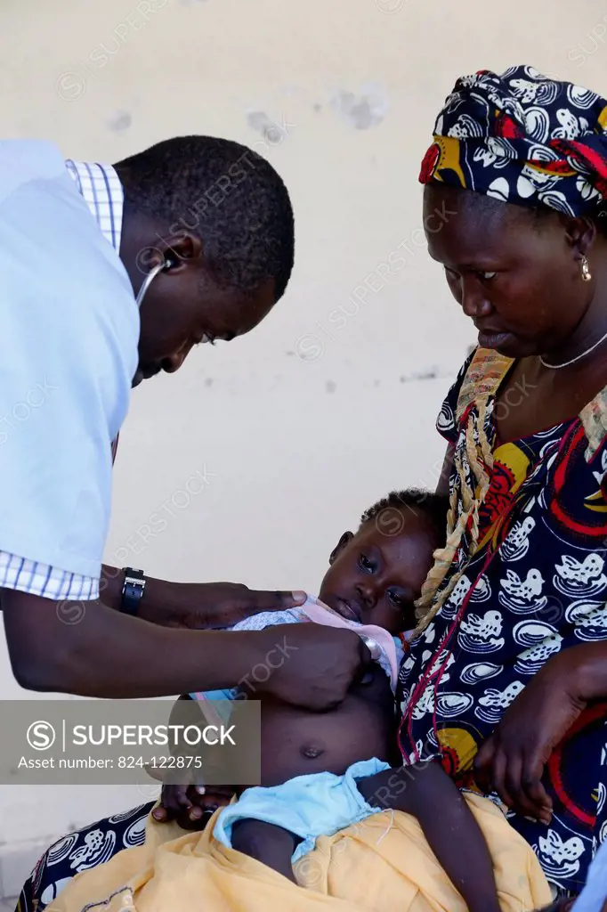 Reportage in Fann hospital, Dakar, Senegal. Doctor examining a patient.