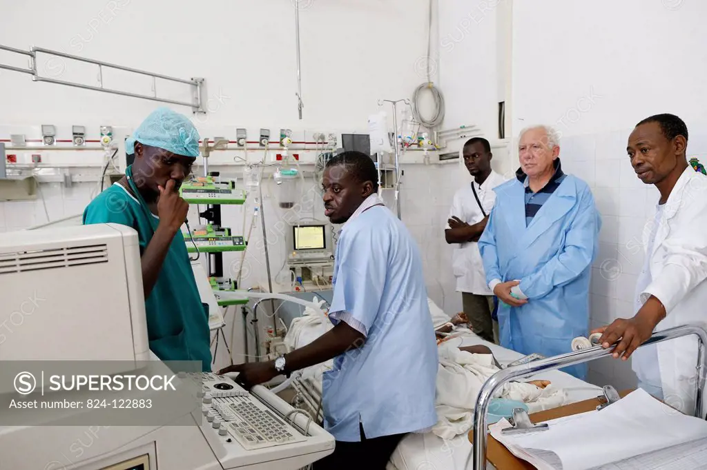 Reportage in Fann hospital, Dakar, Senegal. Intensive care. Professor Alain Deloche examines a patient.