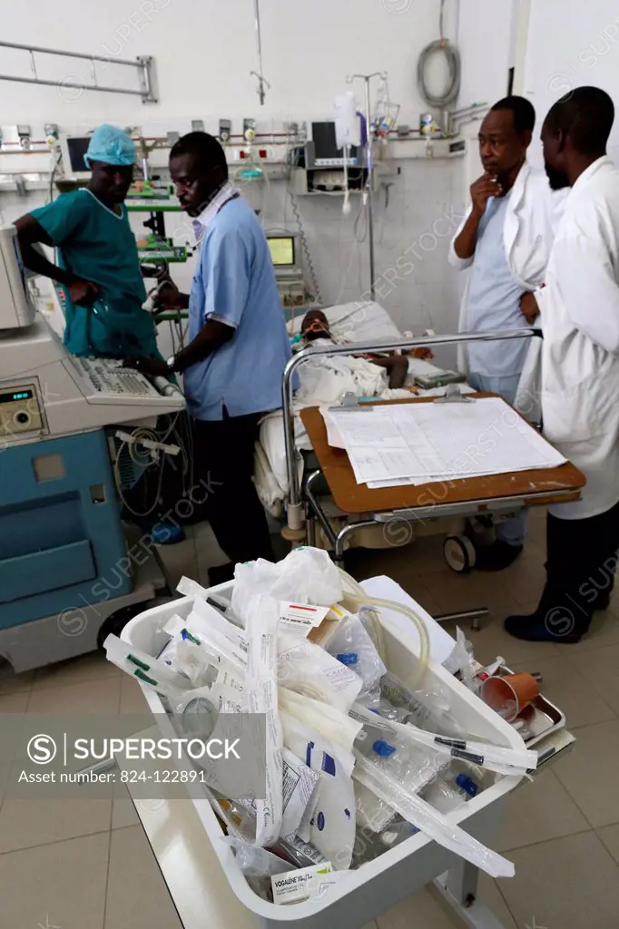 Reportage in Fann hospital, Dakar, Senegal. Intensive care. Heart ultrasound scan.