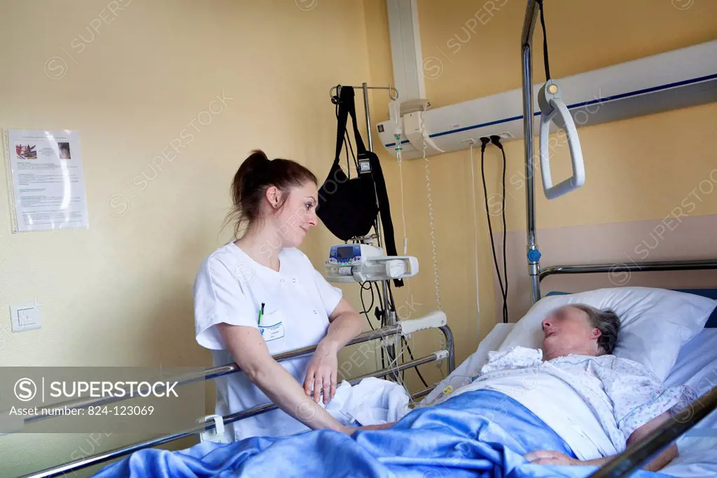 Reportage in Bligny hospital palliative care unit, Briis sous Forges, France. A nurse chats to a patient.
