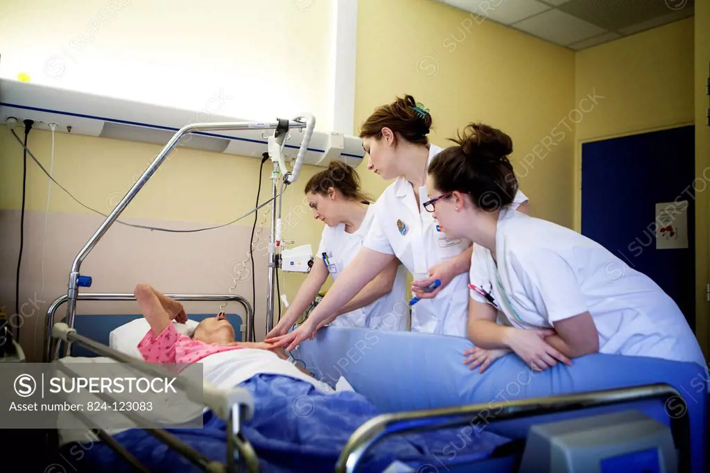 Reportage in Bligny hospital palliative care unit, Briis sous Forges, France. Three nurses chat to a patient.