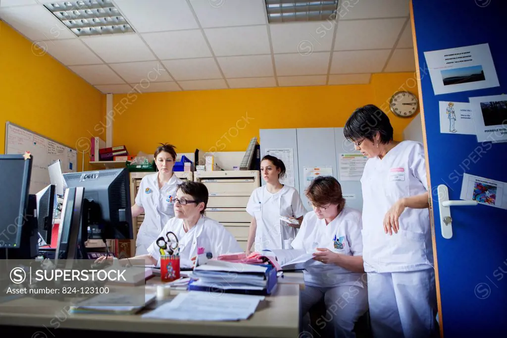 Reportage in Bligny hospital palliative care unit, Briis sous Forges, France. Nurses' office.