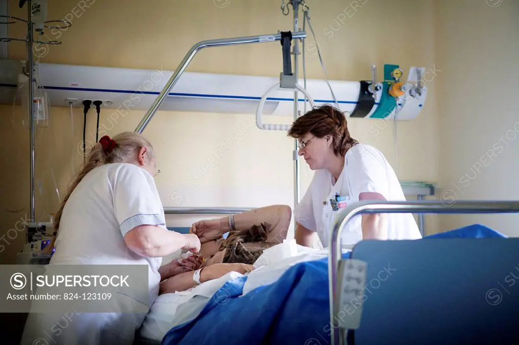 Reportage in Bligny hospital palliative care unit, Briis sous Forges, France. A nurse and auxiliary nurse look after a patient.
