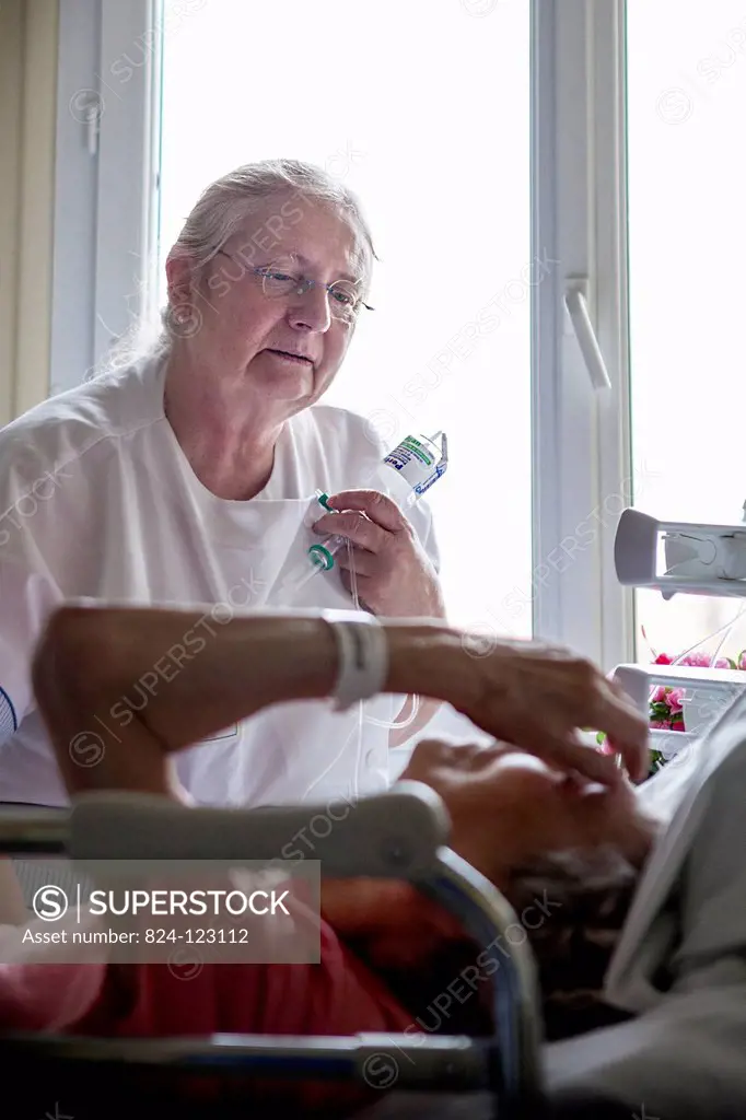 Reportage in Bligny hospital palliative care unit, Briis sous Forges, France. A nurse looks after a patient.