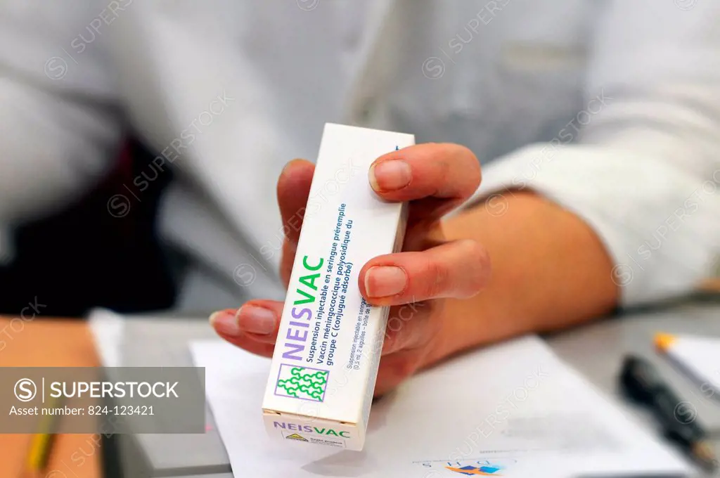 Reportage in the Health and Prevention Centre run by the local committee for social hygiene (CDHS) in Lyon, France. Vaccination against meningitis C. ...