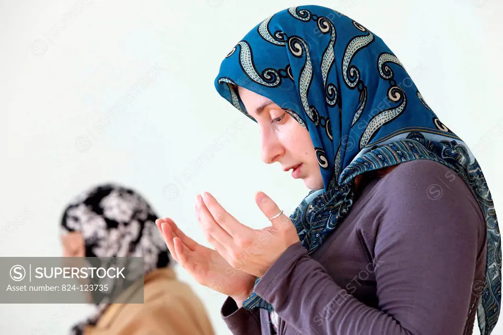 Woman praying in Besh Barmaq mosque