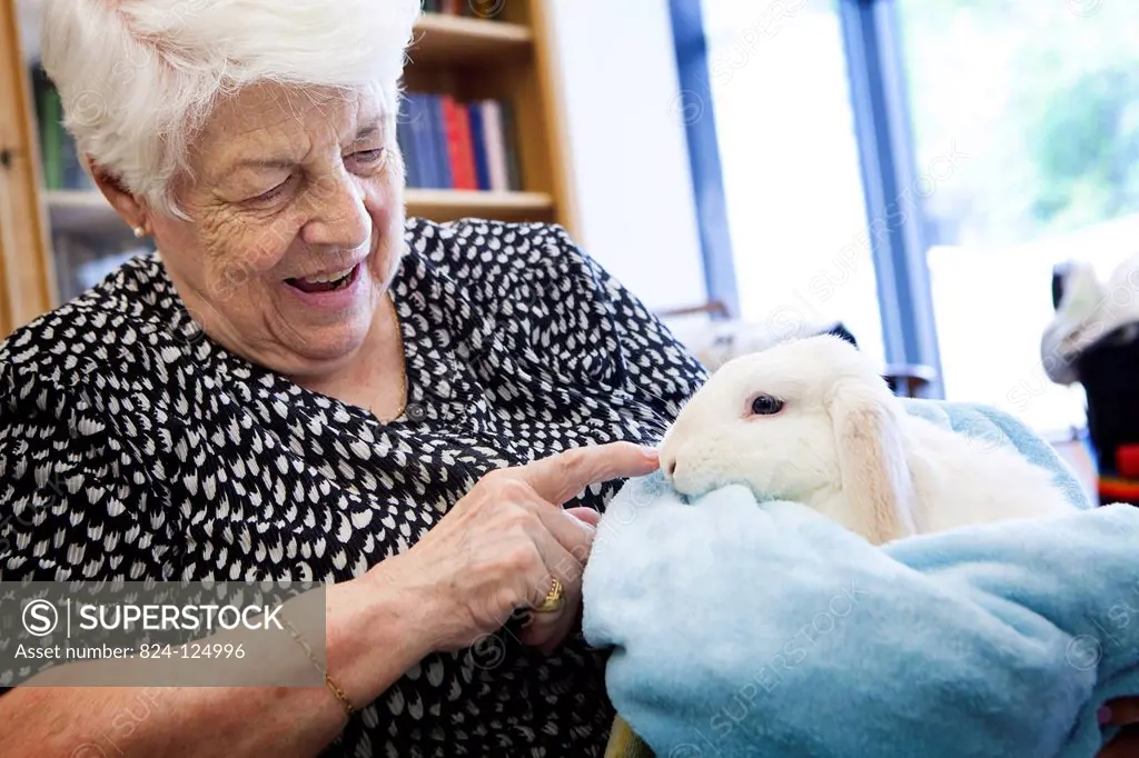 Reportage in the Arpage Victor Hugo retirement home in Pavillons-sous-Bois, France. Zootherapy session.