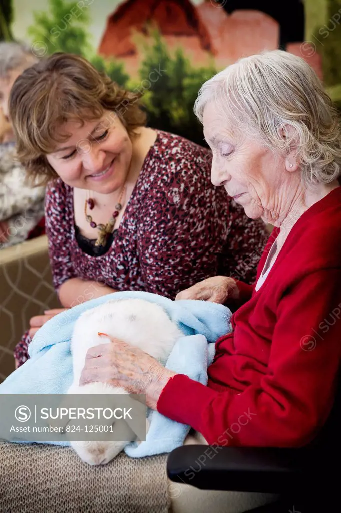 Reportage in the Arpage Victor Hugo retirement home in Pavillons-sous-Bois, France. Zootherapy session.