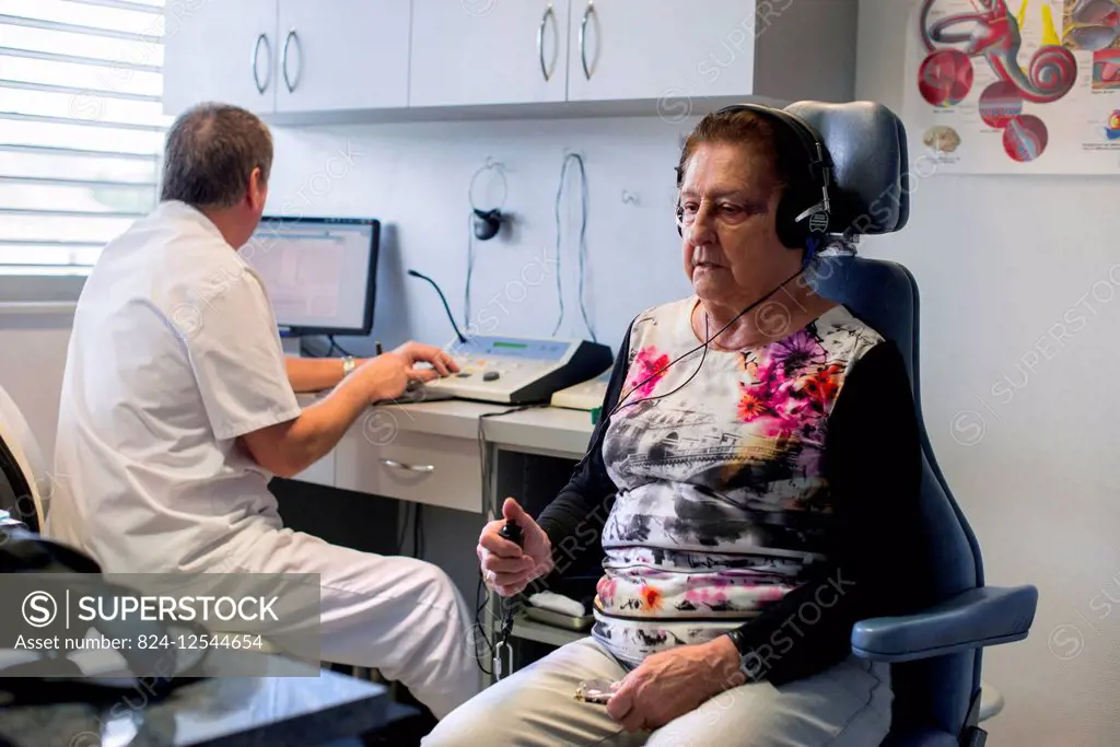 Reportage at the Lyon-Nord Rillieux polyclinic with an ENT (Ears, Nose & Throat) and Head and Neck surgery specialist. Consultation with an elderly pa...