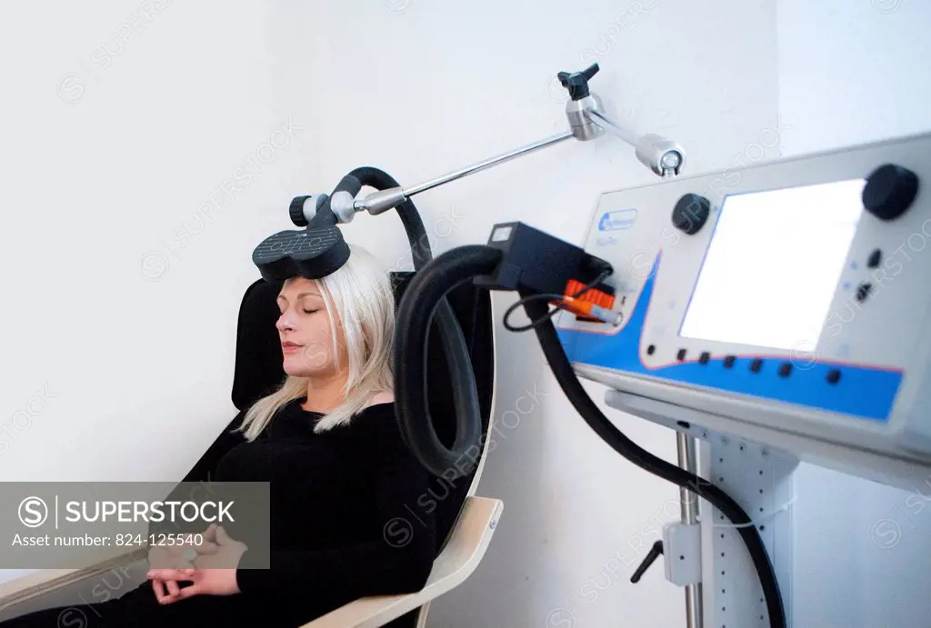 An rTMS session (repetitive transcranial magnetic stimulation) in the Depression Center, Paris, France. A depressed patient receives a daily session f...