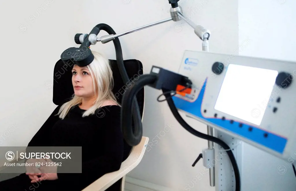 An rTMS session (repetitive transcranial magnetic stimulation) in the Depression Center, Paris, France. A depressed patient receives a daily session f...