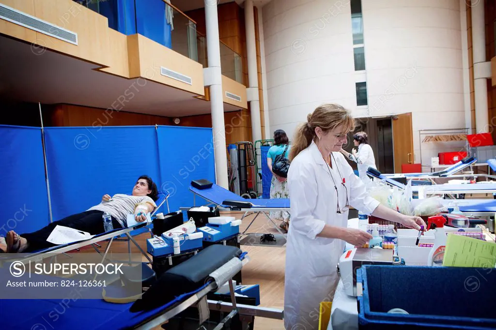 Reportage in a mobile blood donation unit run by EFS (the French Blood Establishment) in Puteaux, France. A team of nurses collect blood.