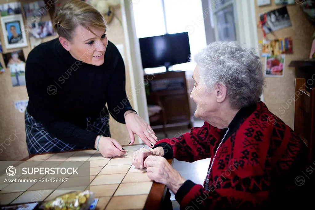 Reportage on a home help service which provides help for isolated elderly people in the Ile-de-France area of France.