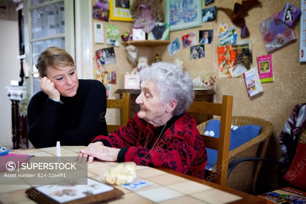 Reportage on a home help service which provides help for isolated elderly people in the Ile-de-France area of France.