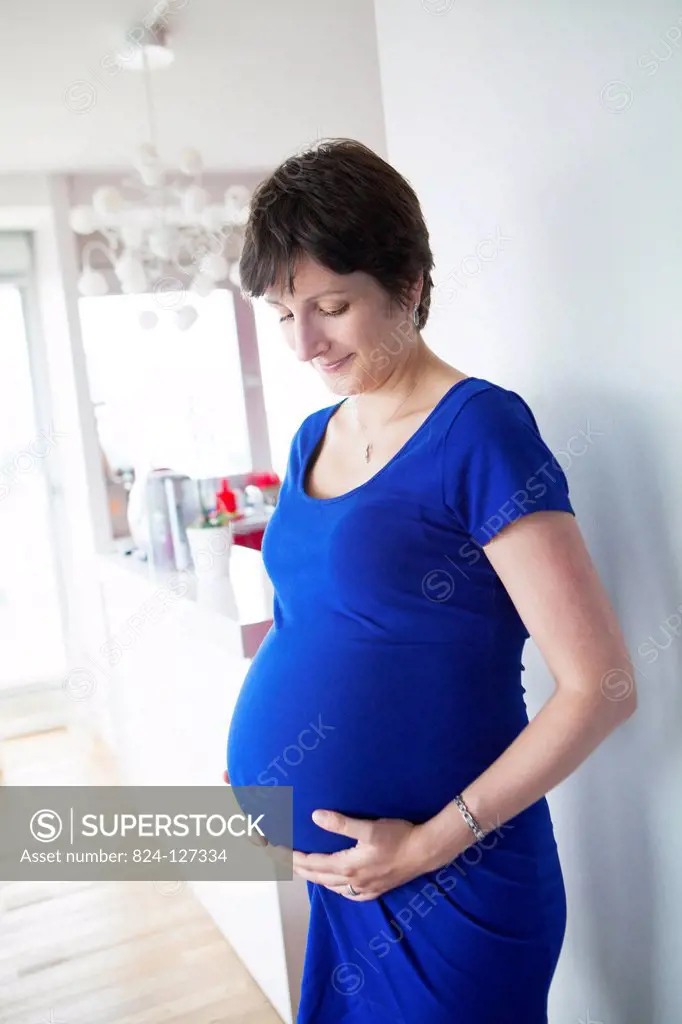 Reportage on Anne-Laure's pregnancy. Anne-Laure at home, 8 months pregnant.