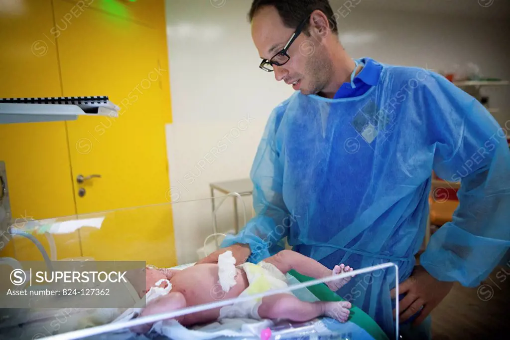 Reportage at the maternity clinic. Lwan and his father a few minutes after the birth.