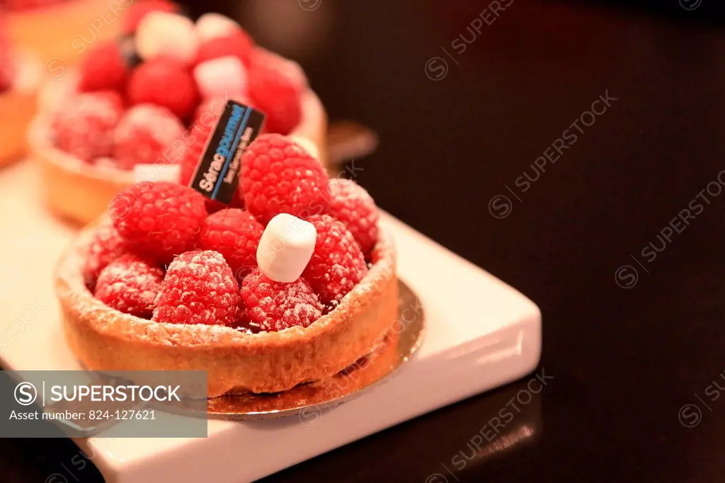 Pie with raspberries.