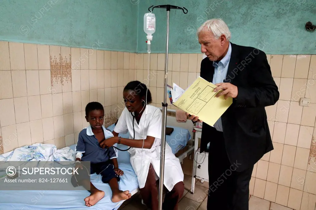 Libreville Hospital. Sick child. Consultation with Pr. Alain Deloche.